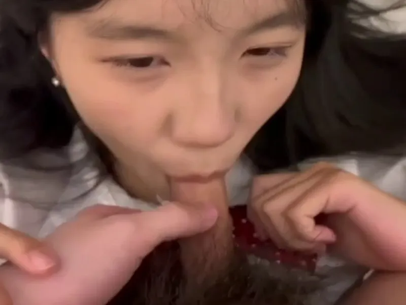 Em loli dễ thương mút cây hàng biến em thành con đào dam dang p2